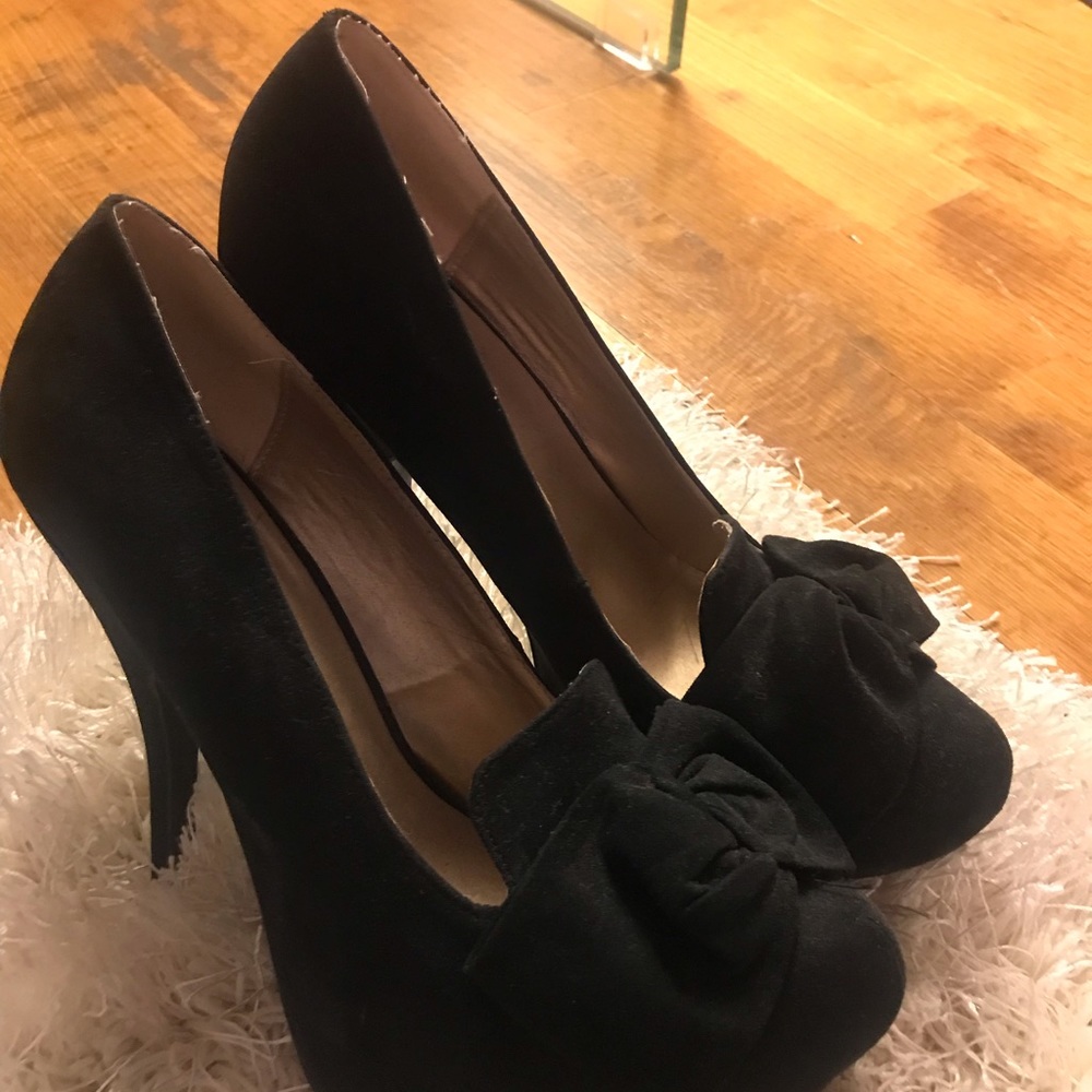 Sexy black pumps with bows